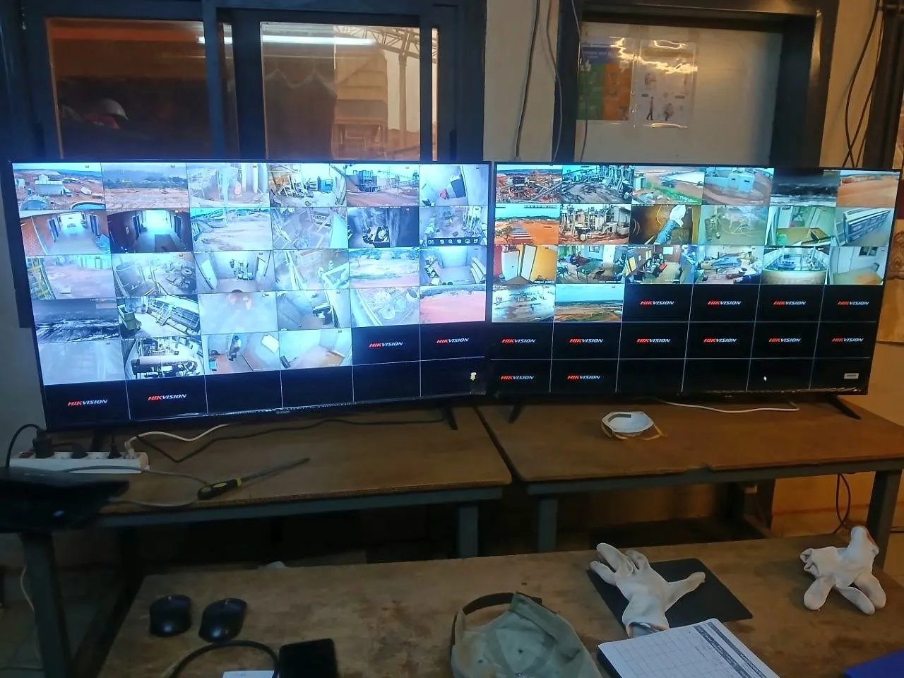 Vidéosurveillance au Mali : mur d'écrans en salle de contrôle – SALEEM MALI