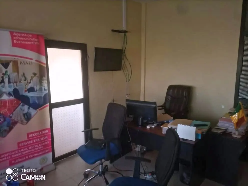 Bureau équipé par SALEEM MALI