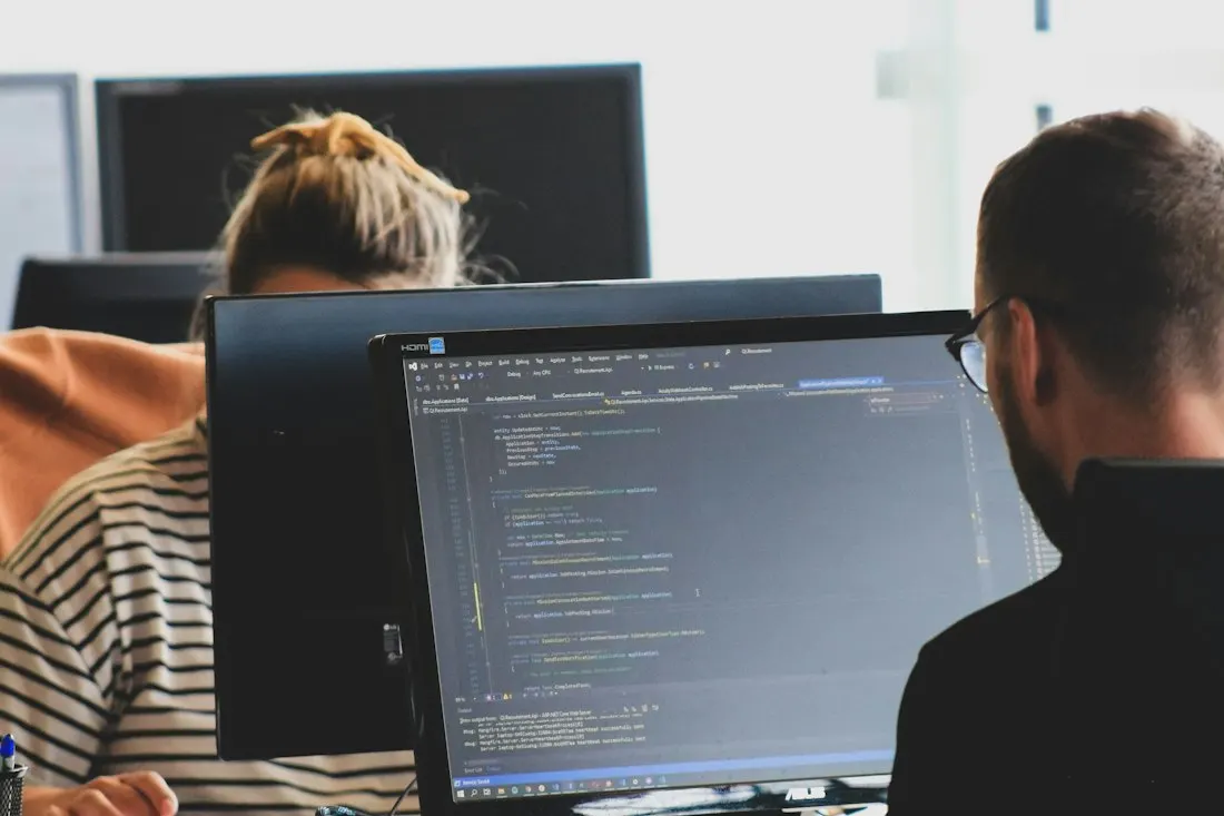Services informatiques au Mali : équipe d'une entreprise informatique à Bamako sur un logiciel de gestion